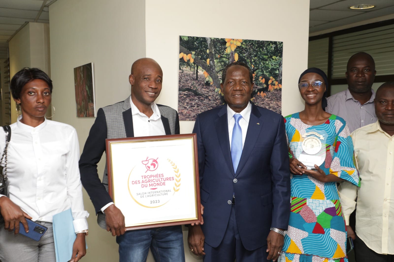 29/03/23 Monsieur Moussa SAWADOGO présente son prix du meilleur chocolat sésame au Conseil Café cacao